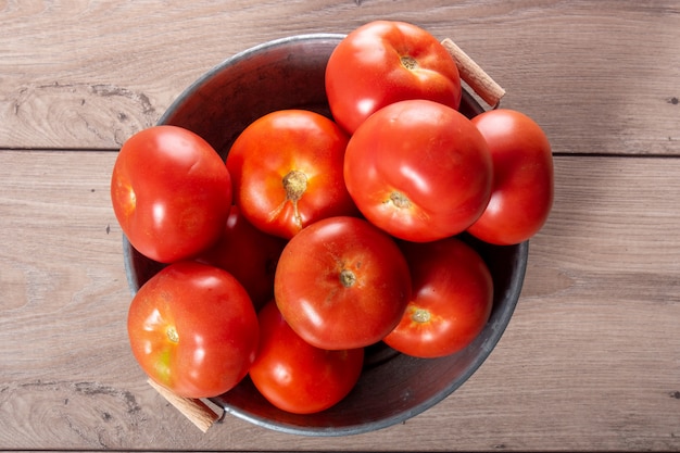 Vista superior de tomates en una mesa de madera