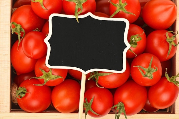 Vista superior de los tomates en un recipiente con etiqueta en blanco