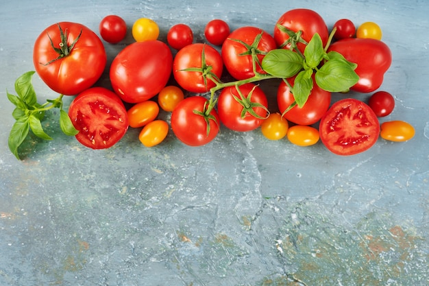 Vista superior de tomates rojos frescos