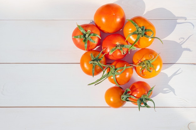 Vista superior de tomates rojos frescos