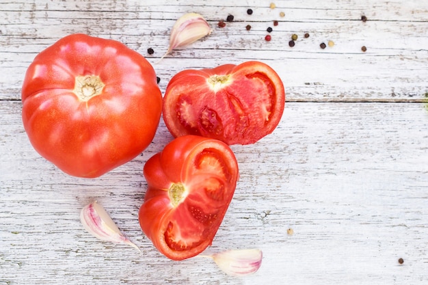 Vista superior de tomates rojos