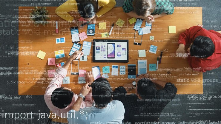 Foto vista superior de la tormenta de ideas del equipo y la tableta con el programa de codificación convocation