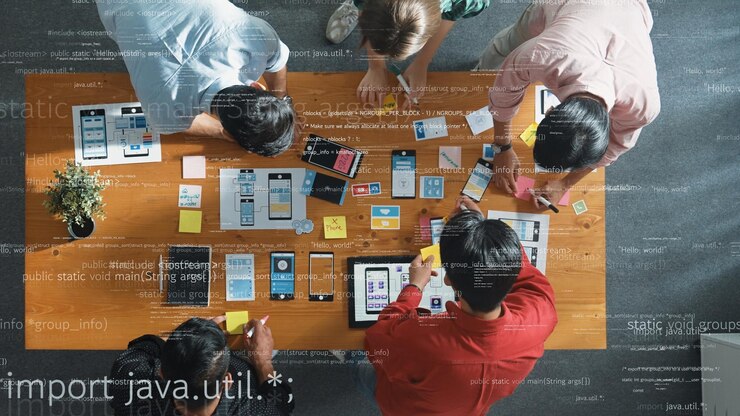 Foto vista superior de la tormenta de ideas del equipo y la tableta con el programa de codificación convocation