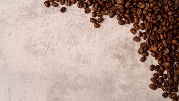 Foto vista superior torrado grãos de café com espaço de cópia