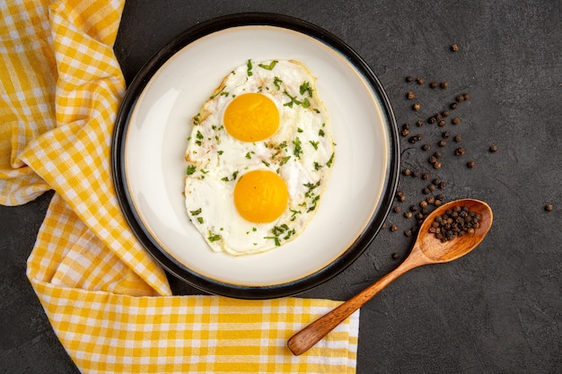 Vista superior tostadas de huevo sabroso sobre fondo oscuro huevo de la mañana hervir comida pan tortilla almuerzo desayuno