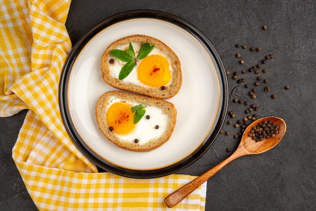 vista superior tostadas de huevo sabroso sobre fondo oscuro huevo de la mañana hervir comida pan tortilla comida almuerzo desayuno