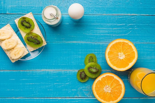 Foto vista superior de tostadas con mantequilla y frutas