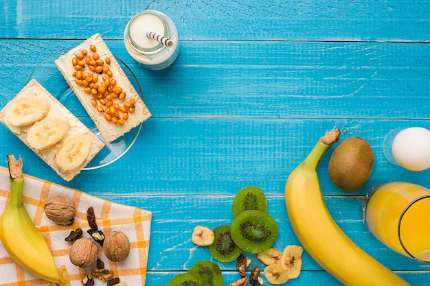 Vista superior de tostadas con mantequilla y frutas