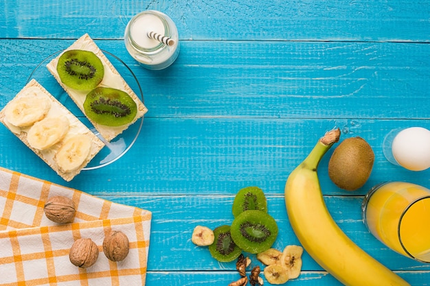 Vista superior de tostadas con mantequilla y frutas