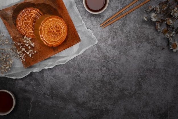 Vista superior tradicional bolos lunares sobre fundo de pedra escura para a celebração do festival chinês de meados do outono