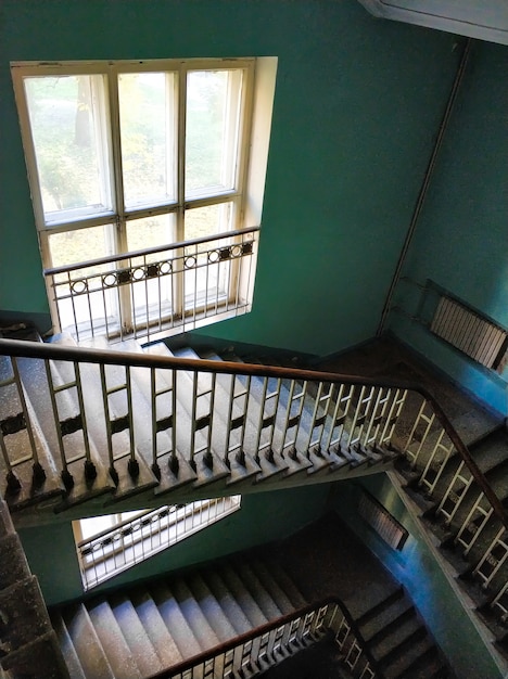 Vista superior en el tramo de escaleras de un antiguo edificio alto