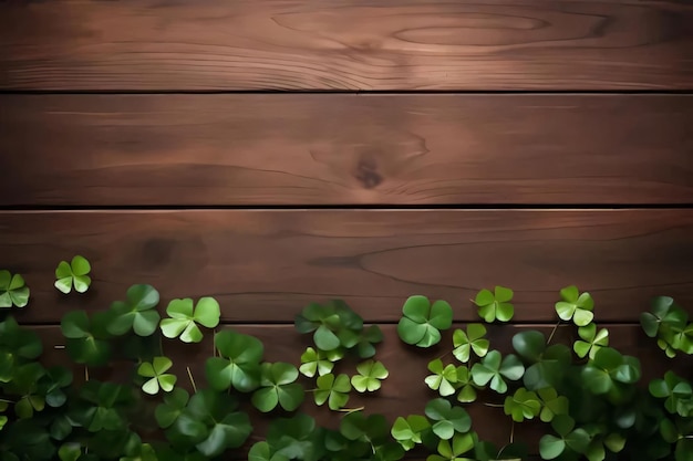Vista superior de tréboles verdes de cuatro hojas dispersos en un fondo de madera espacio de pancarta para su propio contenido trébol verde de cuatro hojes símbolo del Día de San Patricio