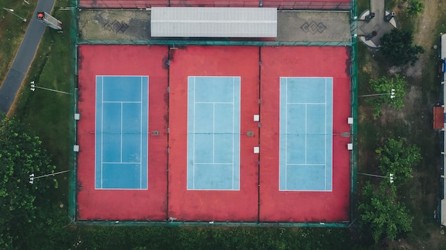 Vista superior de tres canchas de tenis vacías