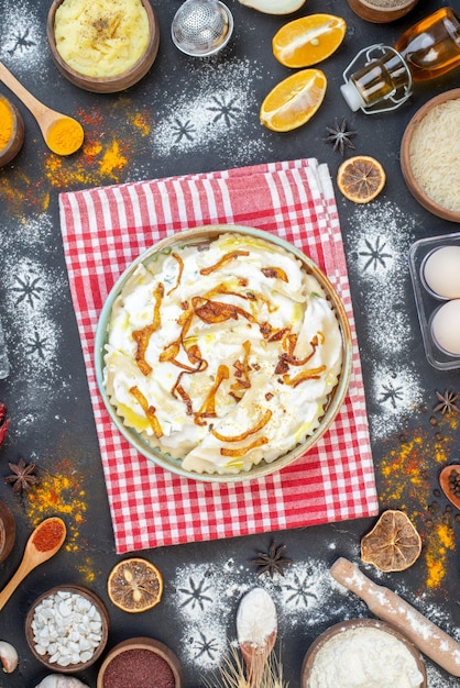 Vista superior de trozos de masa cocida con cebolla frita y diferentes ingredientes sobre fondo oscuro plato cocina comida cena foto aceite de comida