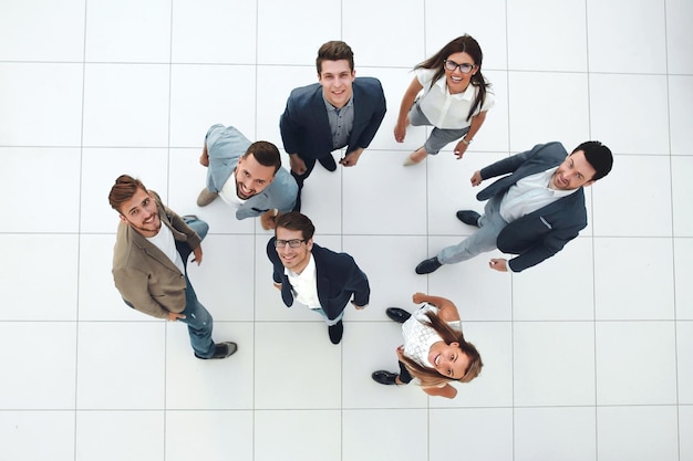 Vista superior um grupo de jovens felizesfoto com espaço de cópia