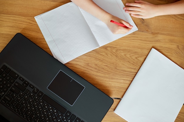 Vista superior usando la computadora portátil para estudiar en casa, escribir aprendizaje en línea, educación