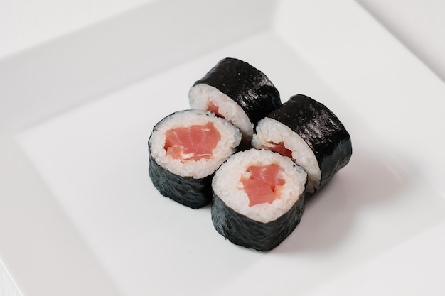 Vista superior de una variedad de rollos de sushi en un plato blanco