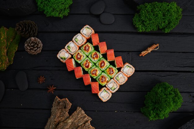 Vista superior de varios sushi y rollos colocados en tablero de piedra festival de comida japonesa vista superior plana