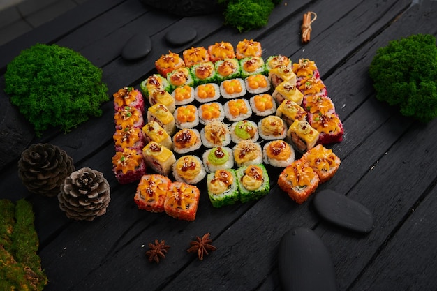 Vista superior de varios sushi y rollos colocados en tablero de piedra festival de comida japonesa vista superior plana