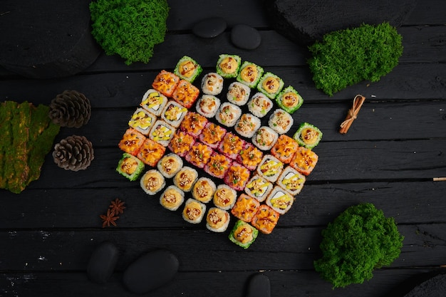 Vista superior de varios sushi y rollos colocados en tablero de piedra festival de comida japonesa vista superior plana