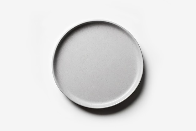 Vista superior vazia em branco cerâmica redonda cinza placa isolada no fundo branco com traçado de recorte.