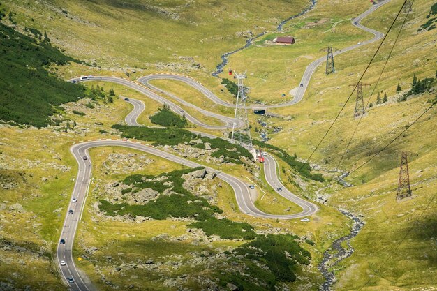 Vista superior de verano en una famosa carretera Transfagarasan en las montañas de los Cárpatos rumanos Rumania