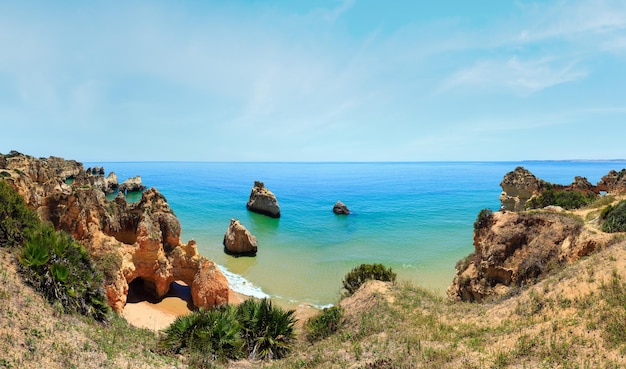 Vista superior de verano en la playa de arena Dos Tres Irmaos Portimao Alvor Algarve Portugal