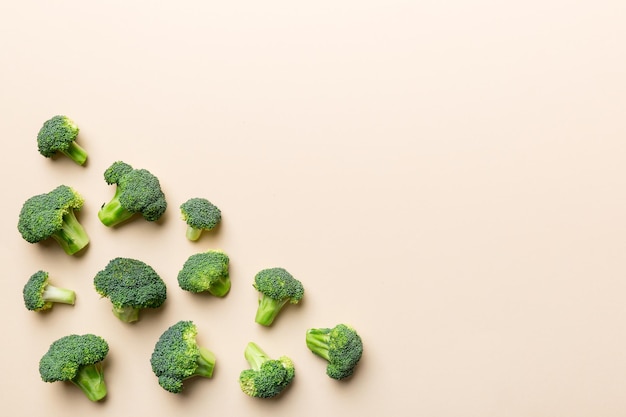 Vista superior de verduras frescas de brócoli verde sobre fondo de color. Cabeza de col de brócoli Concepto de comida sana o vegetariana. Endecha plana. Copia espacio