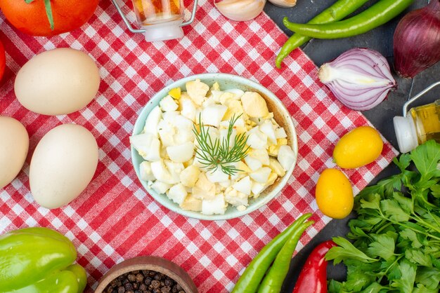 Vista superior Verduras frescas con masa cocida Verduras y huevos en el fondo oscuro Foto Ensalada Comida Salud Dieta Color Alimentos Leche