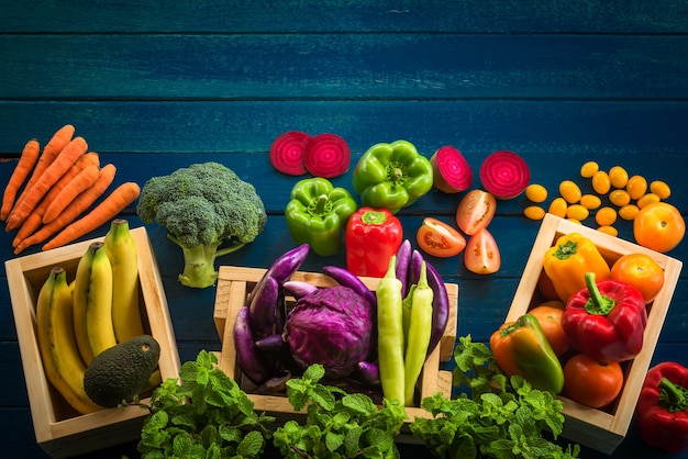 Vista superior de verduras frescas en la tabla, verduras frescas en recipiente de madera con espacio de copia