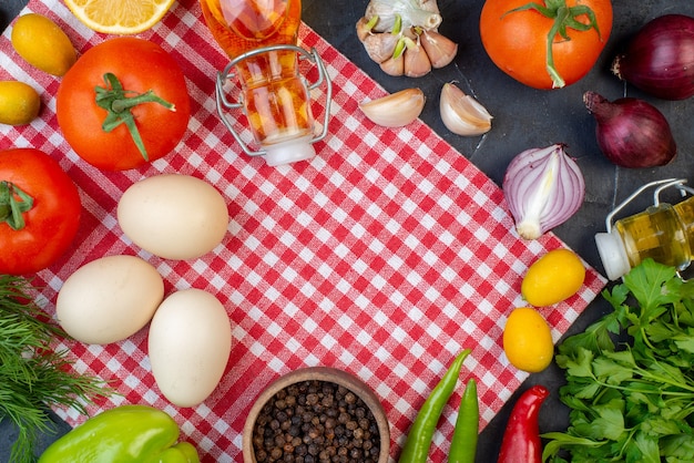 Vista superior verduras frescas con verduras y huevos sobre fondo oscuro ensalada comida salud dieta fotografía en color comida leche