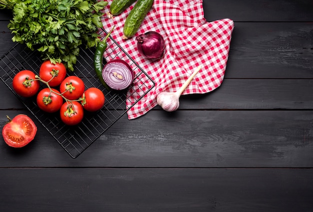 Foto vista superior de verduras y paños de cocina