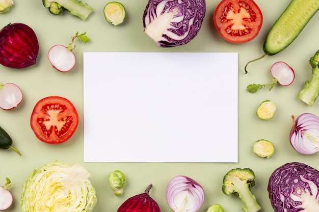 Vista superior de verduras con papel vacío