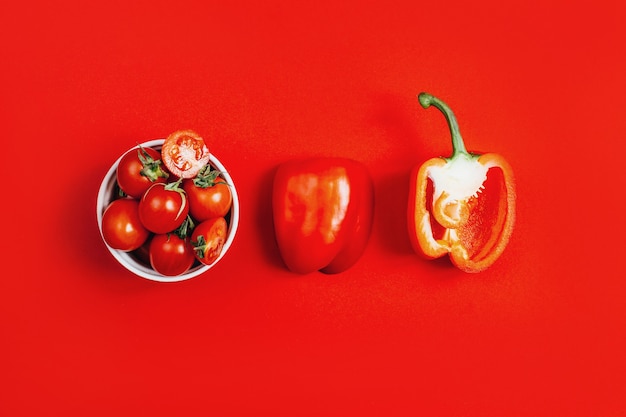 Vista superior de verduras pimientos rojos y tomates cherry en un recipiente