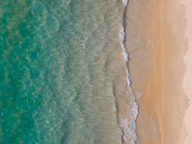 Vista superior Vista aérea drone sobre mar de playa Hermosas olas del mar Arena de playa y mar increíble Verano