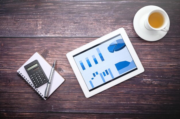 Vista superior de la visualización del gráfico financiero en la tableta digital