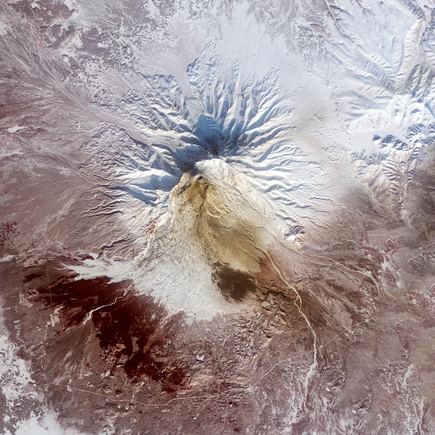 Vista superior de un volcán en erupción y elementos de cenizas de esta imagen proporcionada por la nasa.