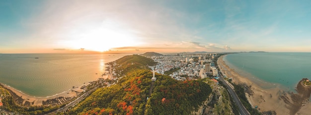 Vista superior de Vung Tau con la estatua de Jesucristo en la montaña el lugar local más popular Cristo Rey una estatua de Jesús Concepto de viaje