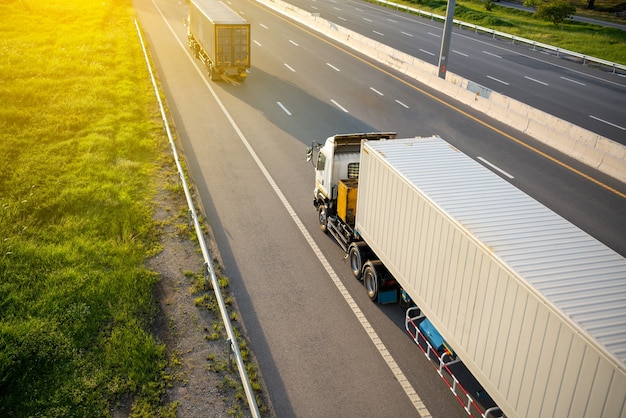 Vista superior en White Truck en la carretera con contenedor, concepto de transporte, importación, exportación, logística industrial Transporte Transporte terrestre en la autopista.Movimiento borroso a enfoque suave