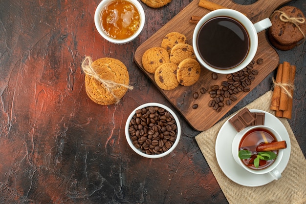 vista superior xícara de café com biscoitos e chá no fundo escuro cor de biscoito café da manhã açúcar cacau doce chá