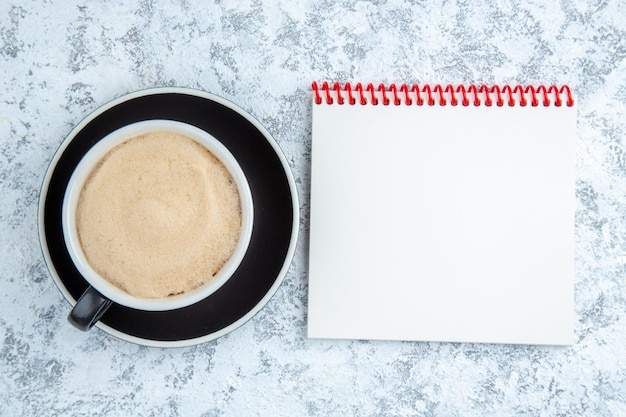 Vista superior xícara de café com bloco de notas na imagem de fundo claro chá cacau desenhando escola de cores claras