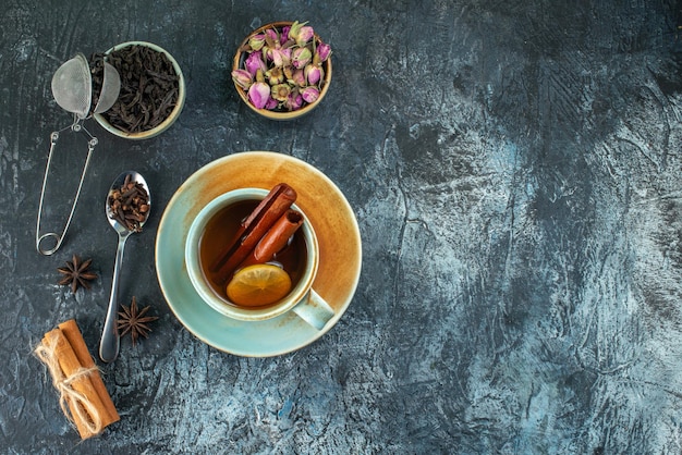 Vista superior xícara de chá com chá preto e flores secas em fundo claro chá foto café cor bebida cerimônia café da manhã frutas