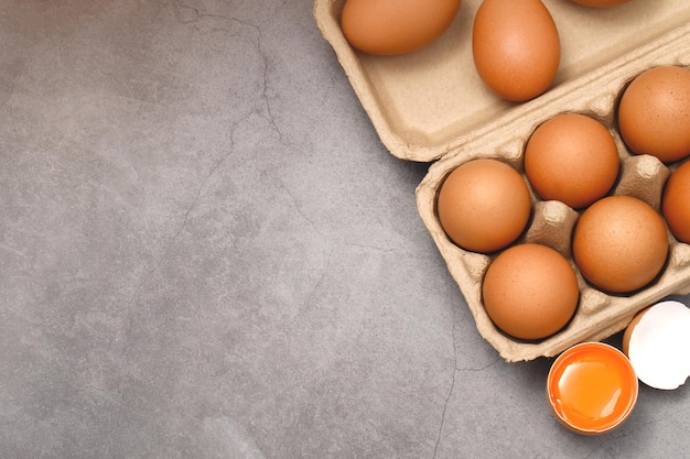 Vista superior yema de huevo y clara de huevo ricas en proteínas buenas para el cuerpo