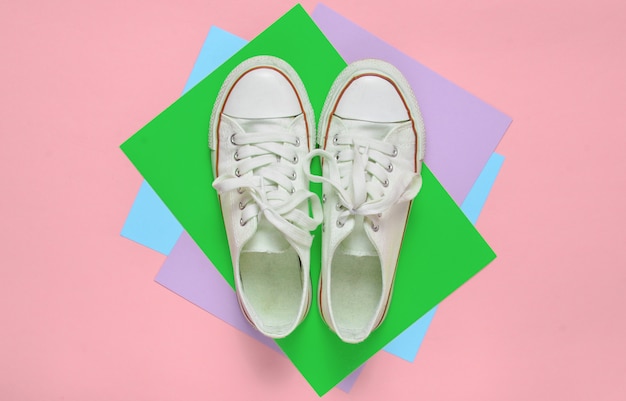 Foto vista superior de zapatillas con cordones blancos