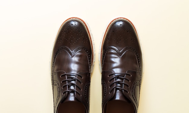 Vista superior de zapatos de cuero marrón formal de moda masculina