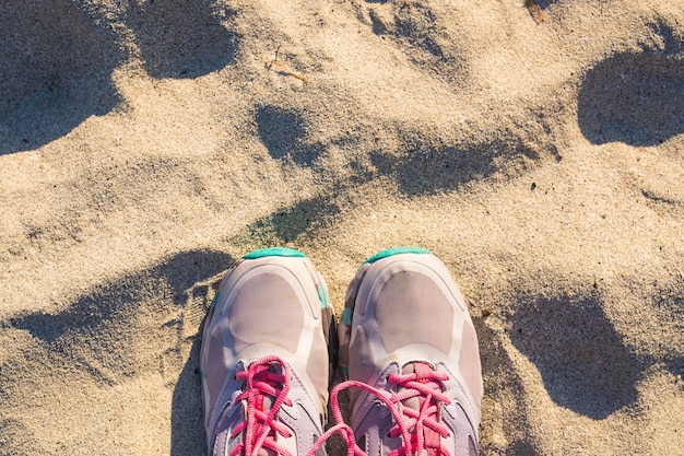 Vista superior de los zapatos en la playa de arena tropical, selfie, concepto de viaje.