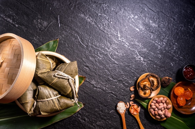 Vista superior del Zongzi casero chino asiático - Bola de masa de arroz para el Festival del Bote del Dragón