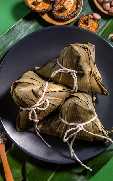 Vista superior del Zongzi casero chino asiático - Bola de masa de arroz para el Festival del Bote del Dragón