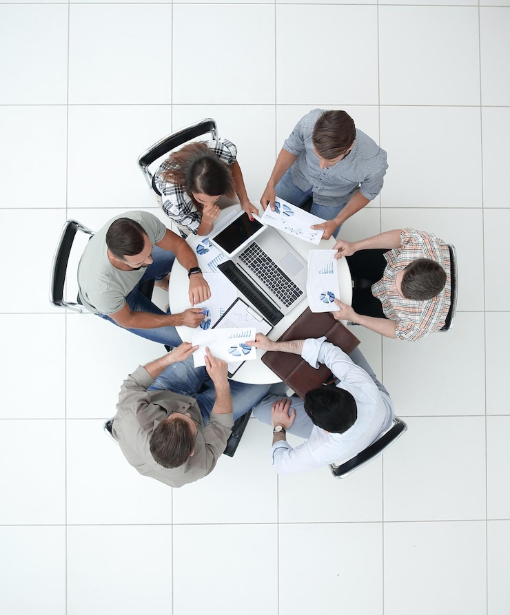 Foto vista superiorequipo de negocios haciendo un informe financierofoto con espacio de copia