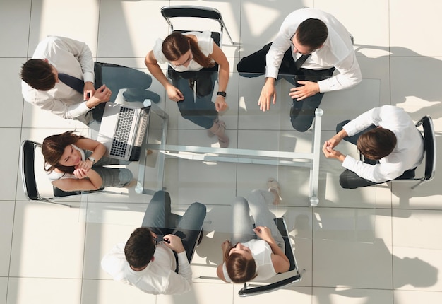 Vista superiorequipo de negocios sentado en la mesa de la oficinael concepto de trabajo en equipo